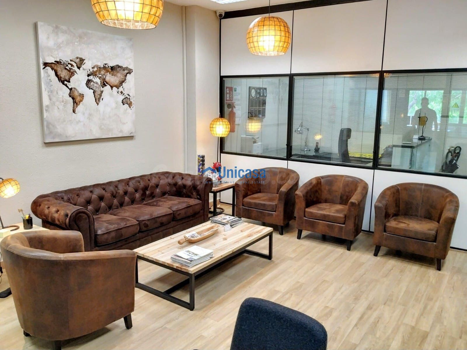 Oficina premium de 90 m2 totalmente equipada con plaza de garaje opcional – Zona Hacienda / Junta de Andalucía