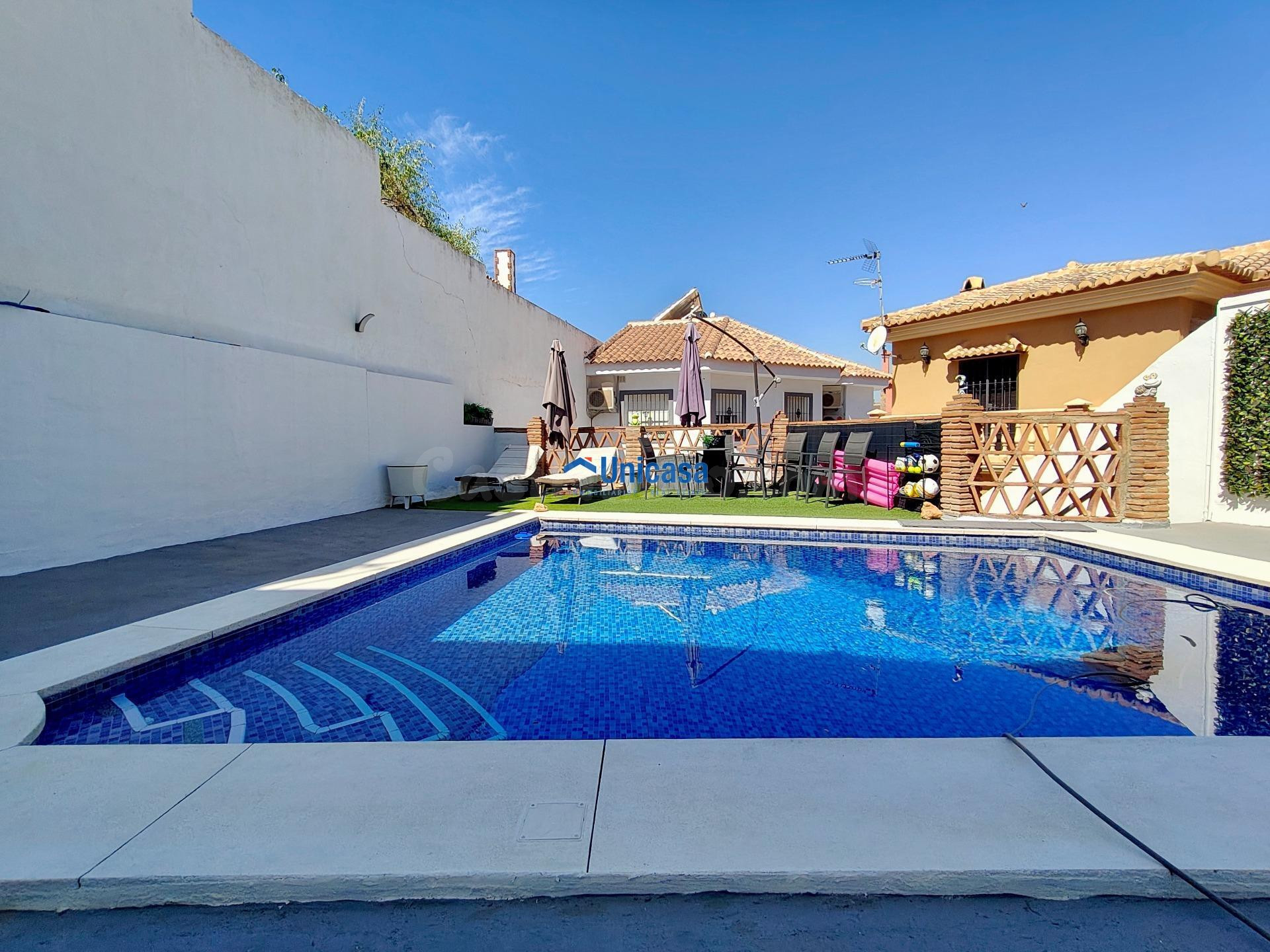 Mucho más que una casa: espacio, piscina y dos estudios independientes.