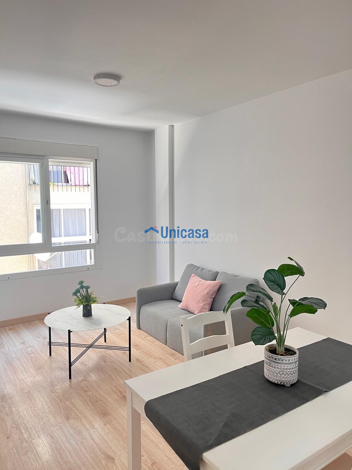 Olvídate de buscar aparcamiento! Piso de 2 dormitorios con g - foto 2