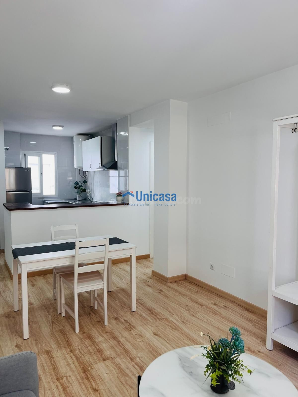 Olvídate de buscar aparcamiento! Piso de 2 dormitorios con g - foto 3