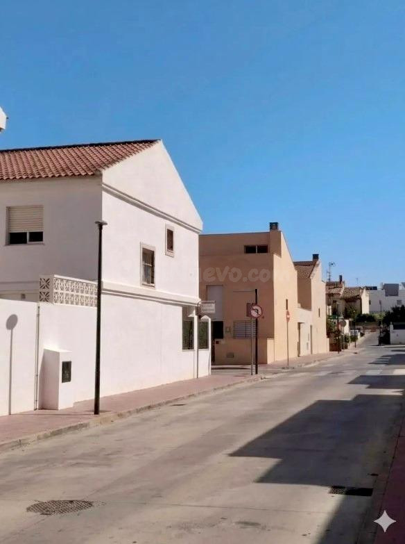 ⭐ ¡LA VIVIENDA QUE LLEVABAS TIEMPO BUSCANDO! 4 DORMITORIOS, PATIO, PORCHE, PISCINA Y UN POTENCIAL ESPECTACULAR.