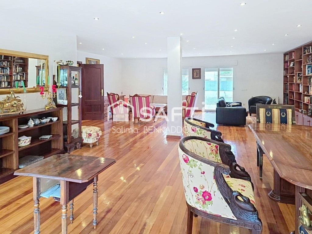 Estupendo chalet de 998 m2 de parcela y 620 m2 de vivienda.