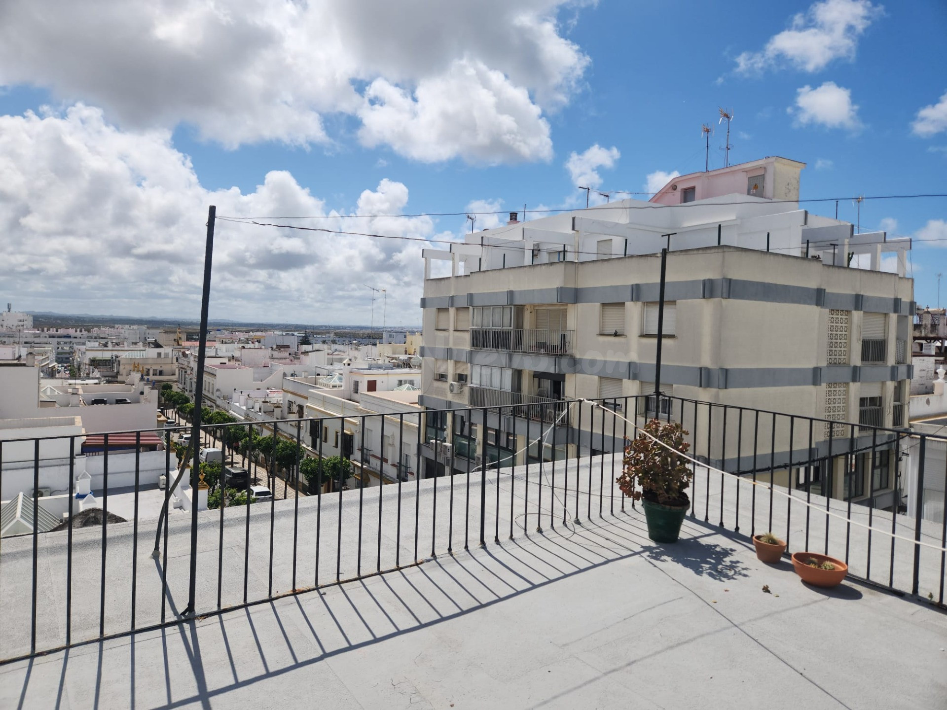 AMPLIO PISO CON PATIO EN CALLE ANCHA