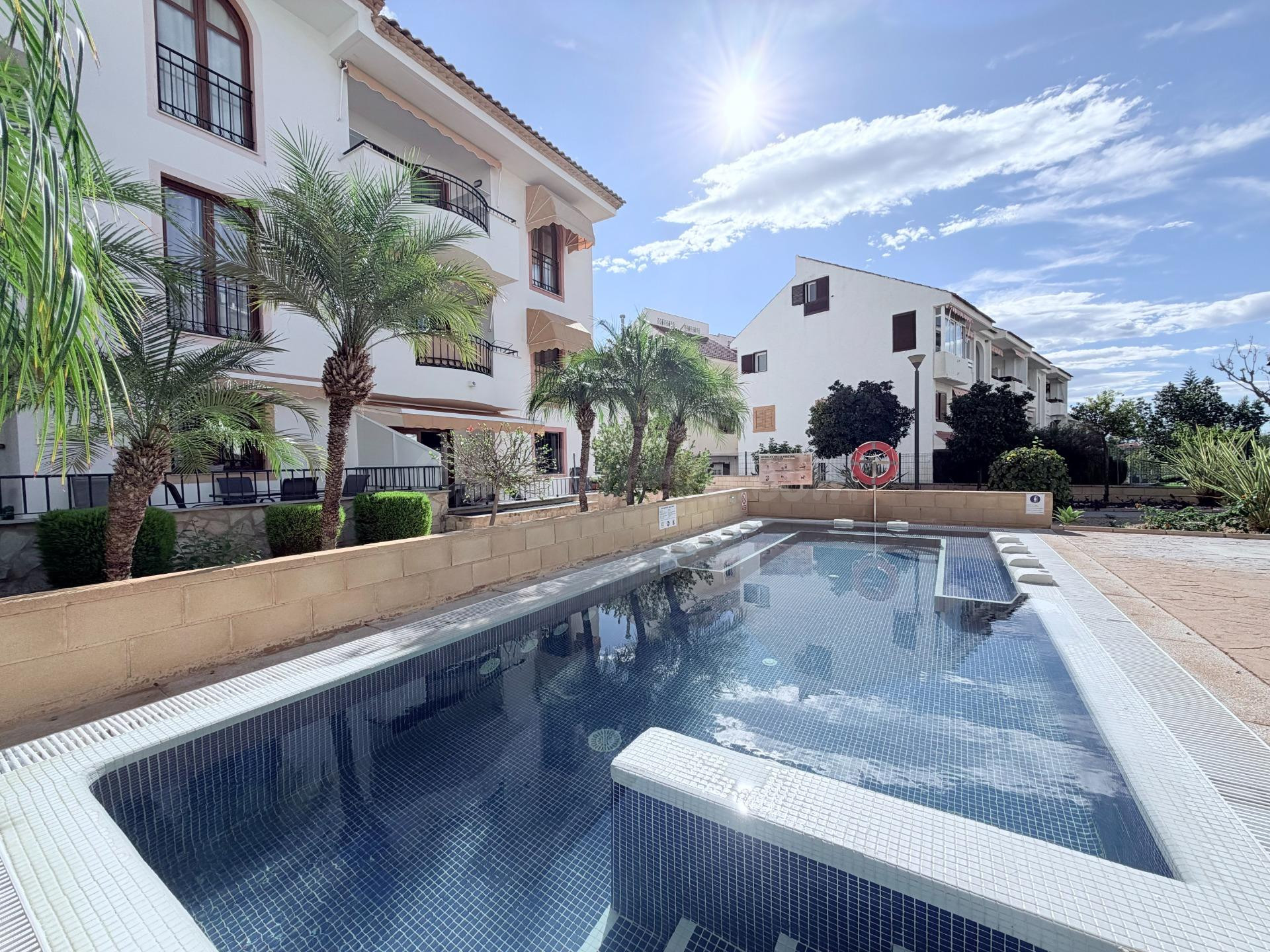 Piso reformado con terraza, piscina y garaje en urbanización de lujo – Alfaz del Pi