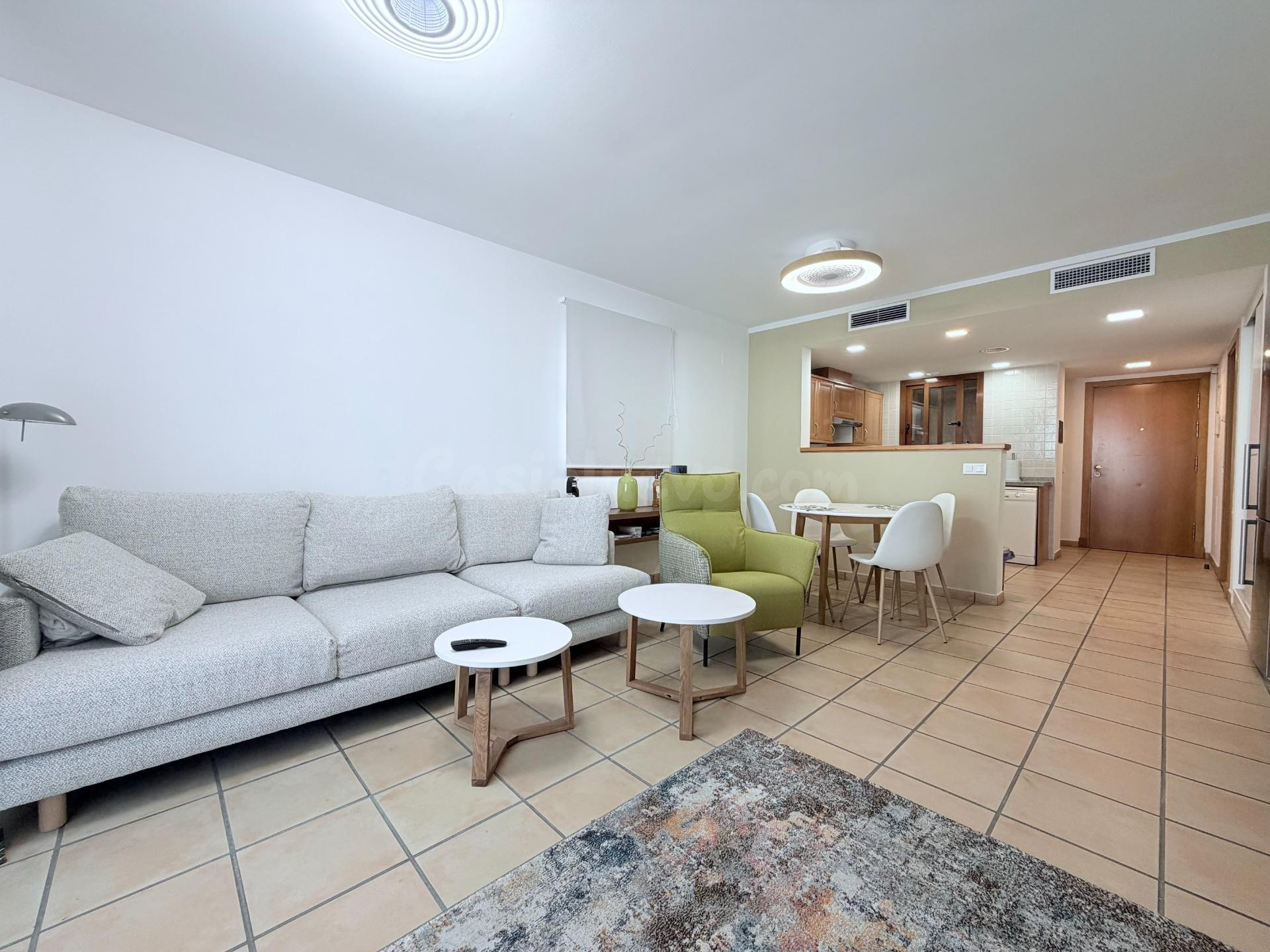 Piso reformado con terraza, piscina y garaje en urbanización - foto 3