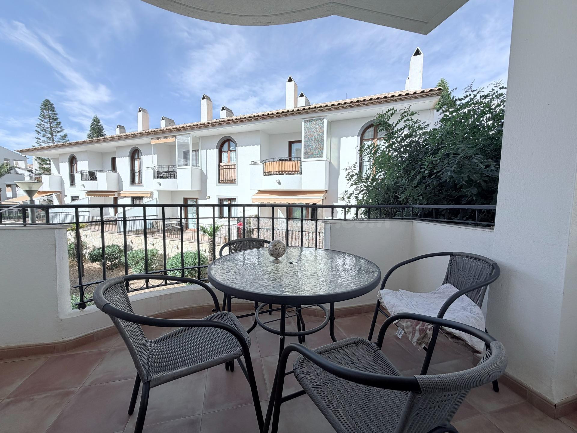 Piso reformado con terraza, piscina y garaje en urbanización - foto 5