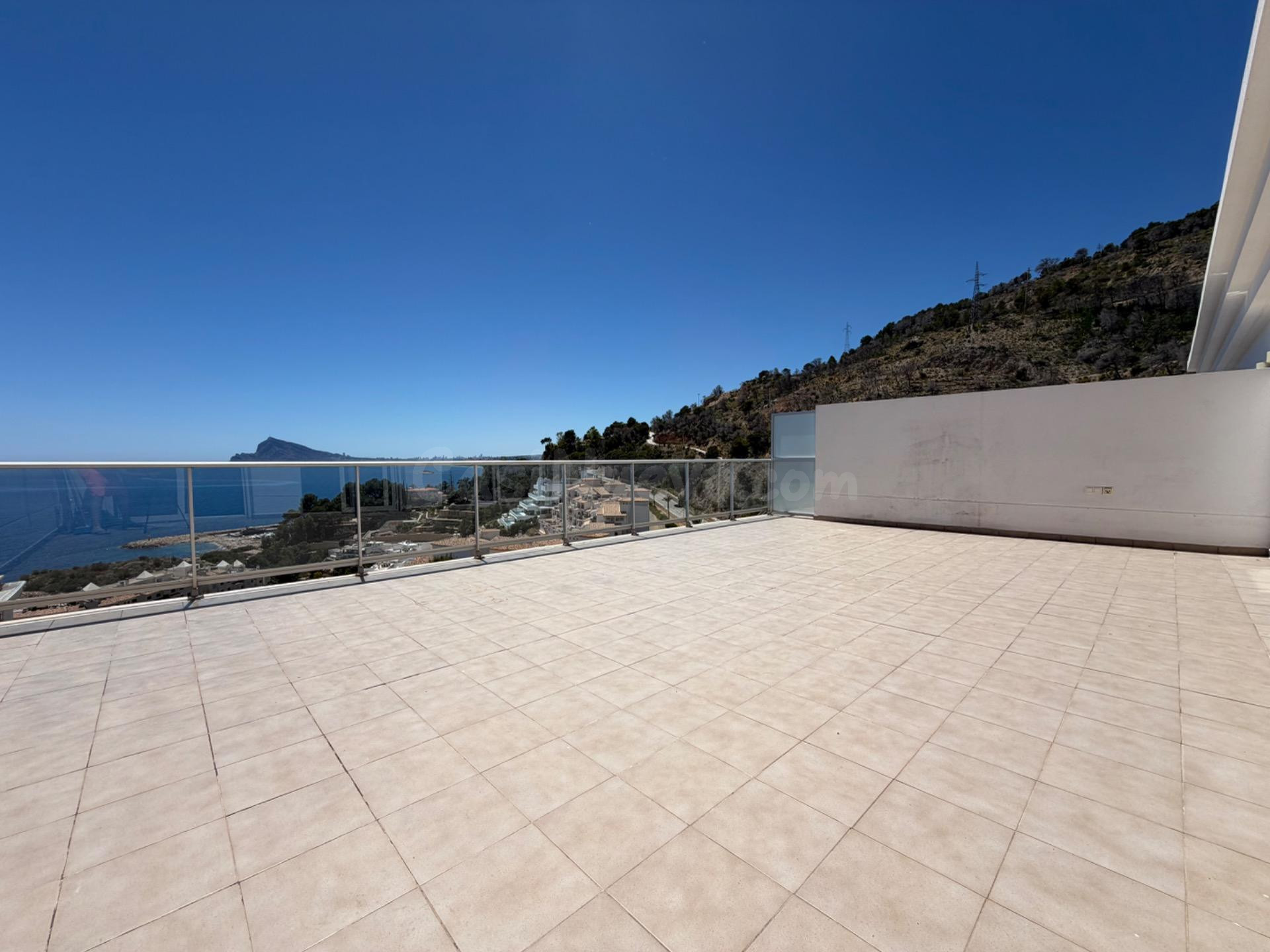 Exclusivo ático de lujo en alquiler en Mascarat – Altea, a solo 300 metros del Puerto Deportivo Campomanes
