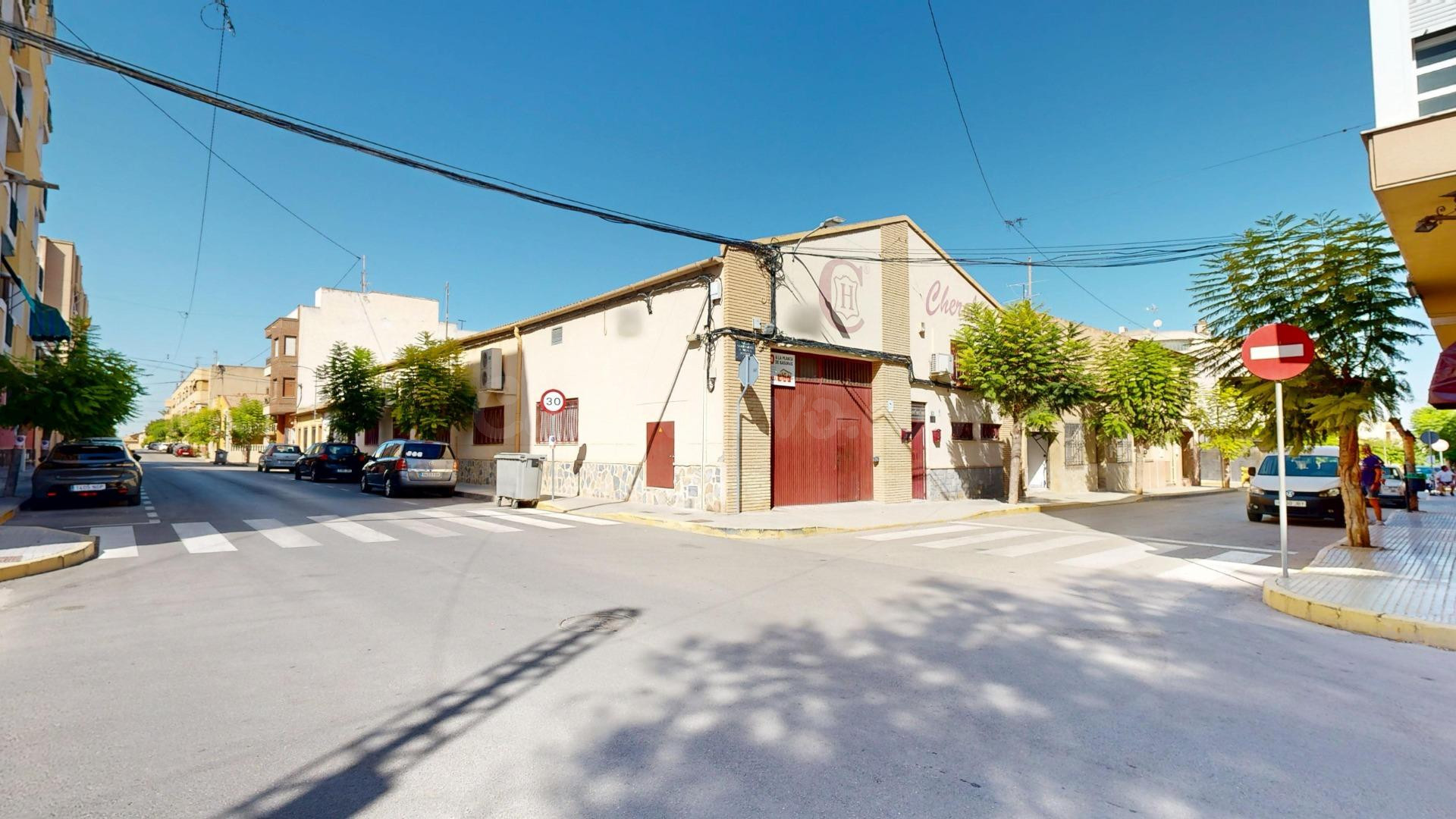 Nave industrial en Benejúzar centro, amplia y con múltiples 