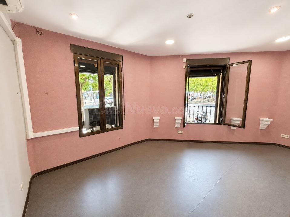 Oficina exterior en esquina junto al Retiro – Calle Ibiza con Narváez
