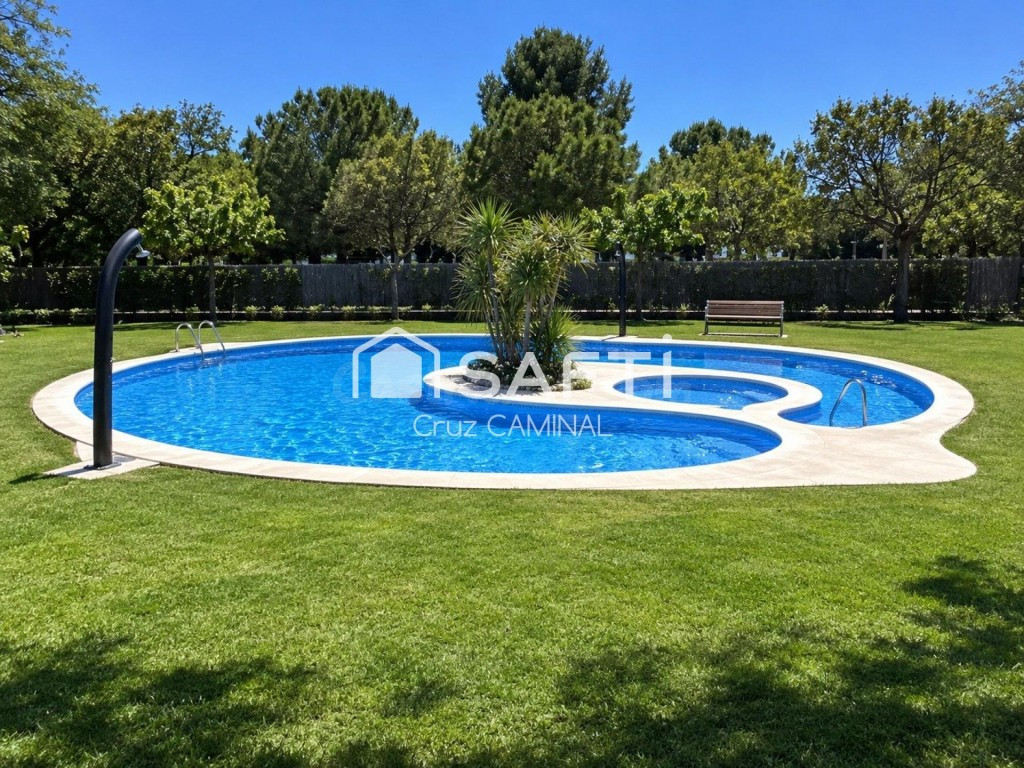 Planta baja de 96 m2 útiles, apta minusválidos con jardín y piscina,a 50 metros del mar.