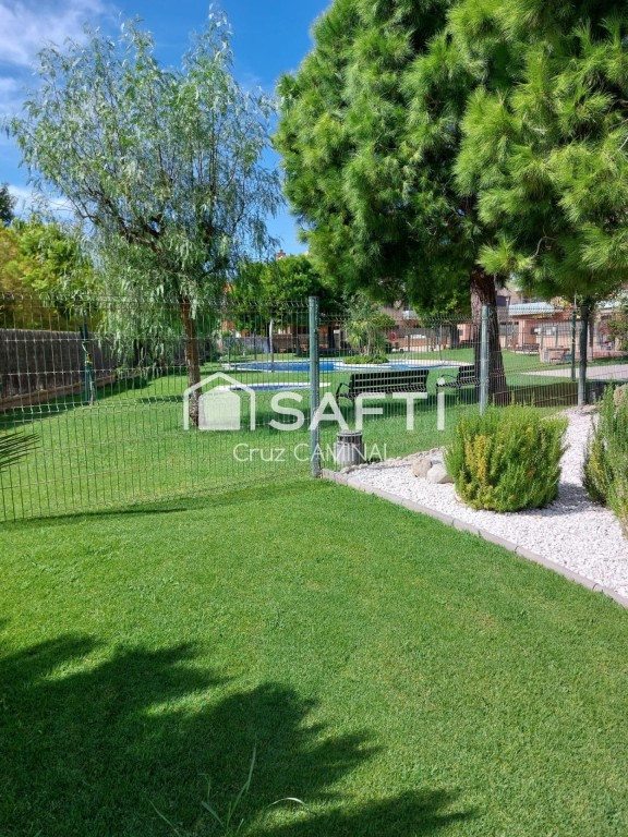 Planta baja de 96 m2 útiles, apta minusválidos con jardín y piscina,a 50 metros del mar. - foto 3