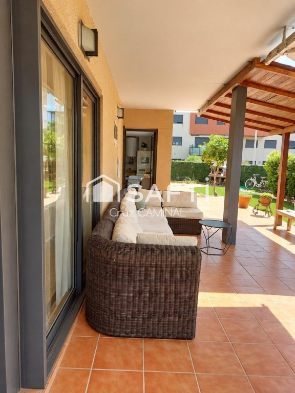Planta baja de 96 m2 útiles, apta minusválidos con jardín y piscina,a 50 metros del mar. - foto 4