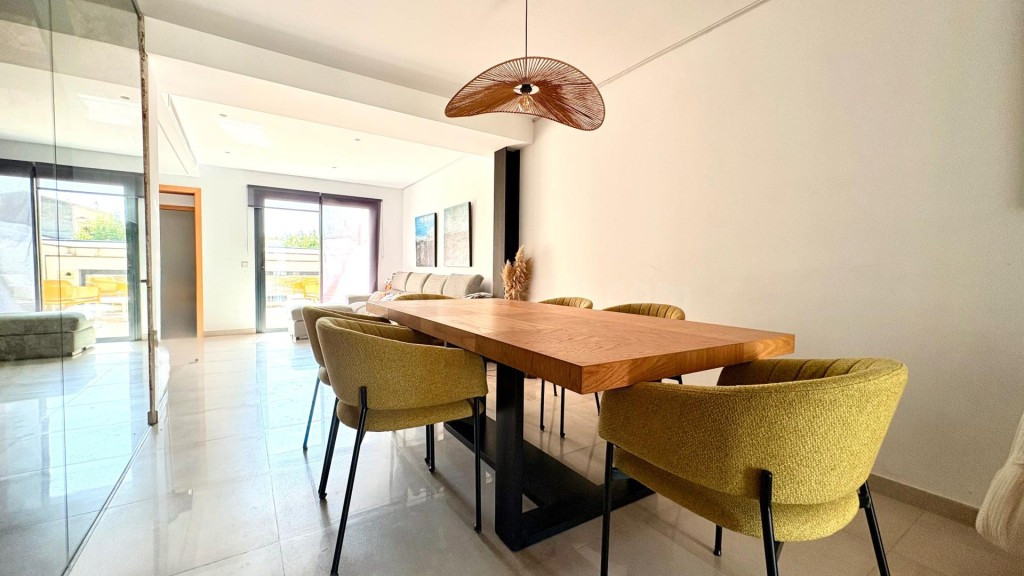 Casa moderna de cuatro plantas con amplias terrazas y garaje - foto 2