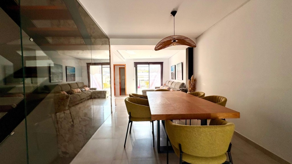 Casa moderna de cuatro plantas con amplias terrazas y garaje - foto 4
