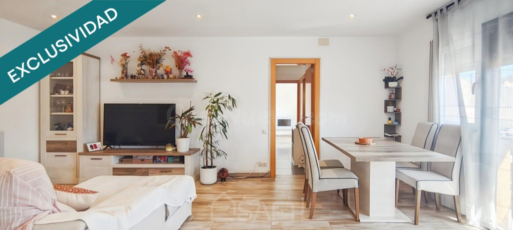 Piso muy luminoso y reformado con 3 habitaciones y 2 balcones.