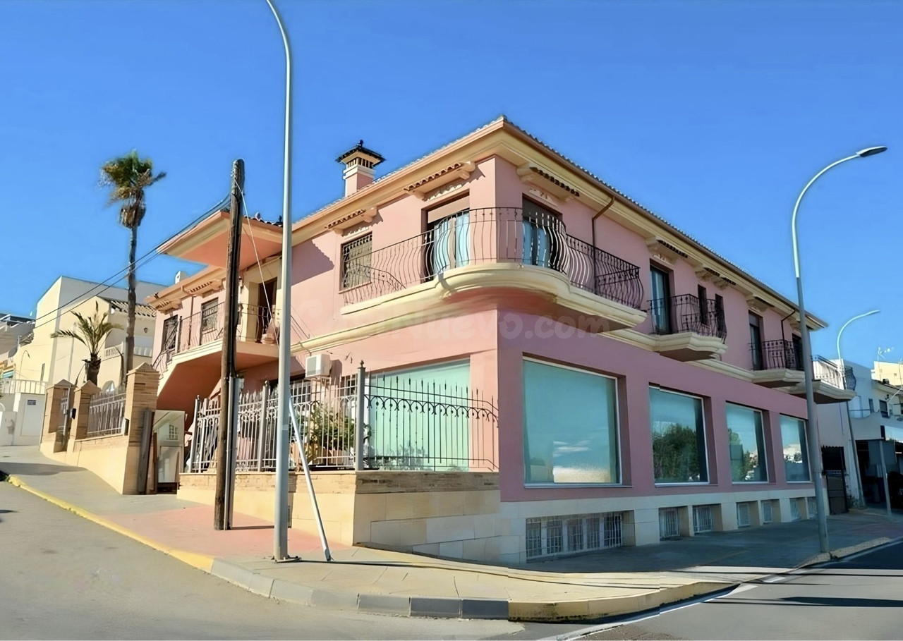 Casa 4 habitaciones 550m² en venta - Pueblo 9