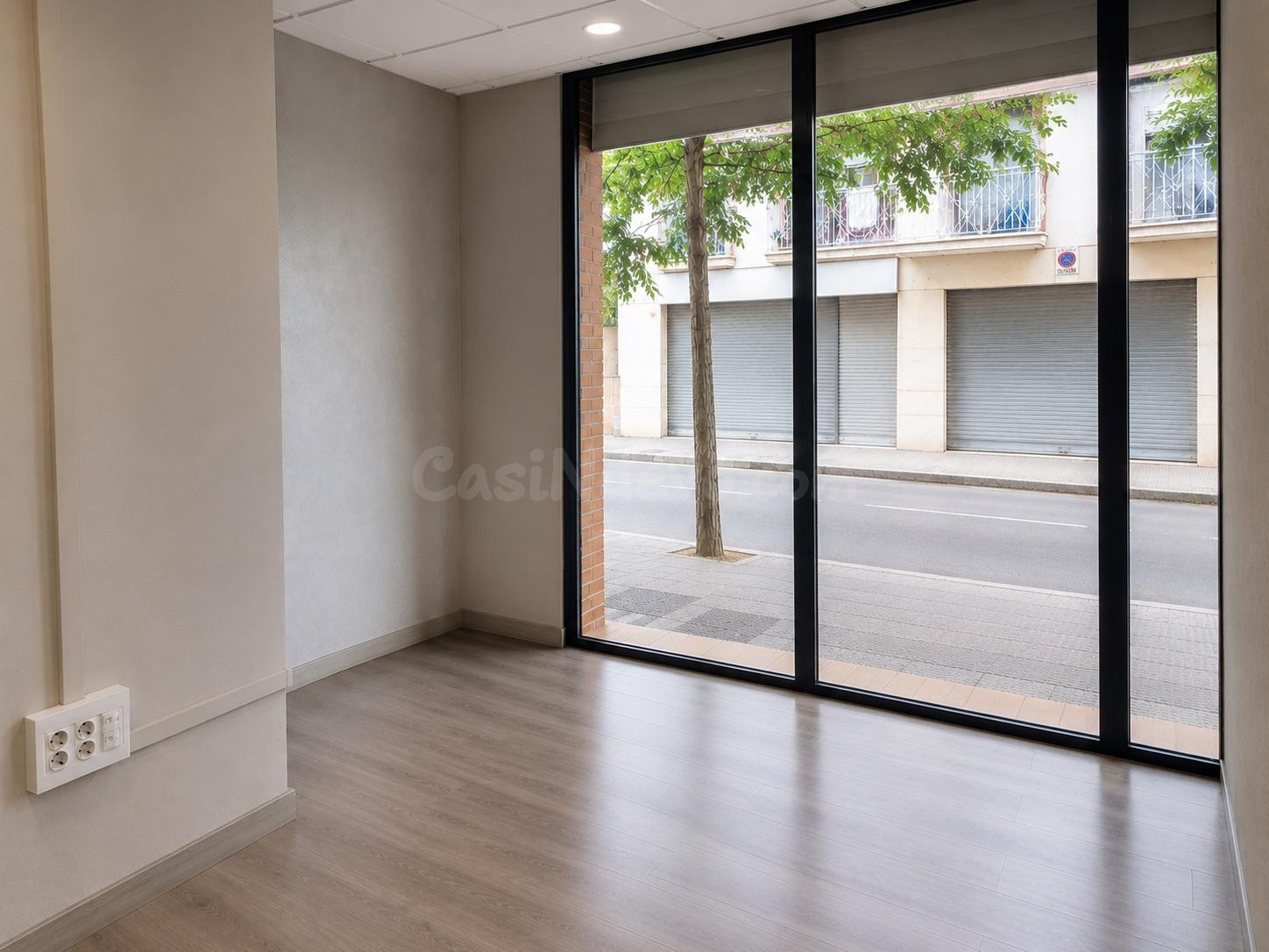 Amplio local comercial en Roses