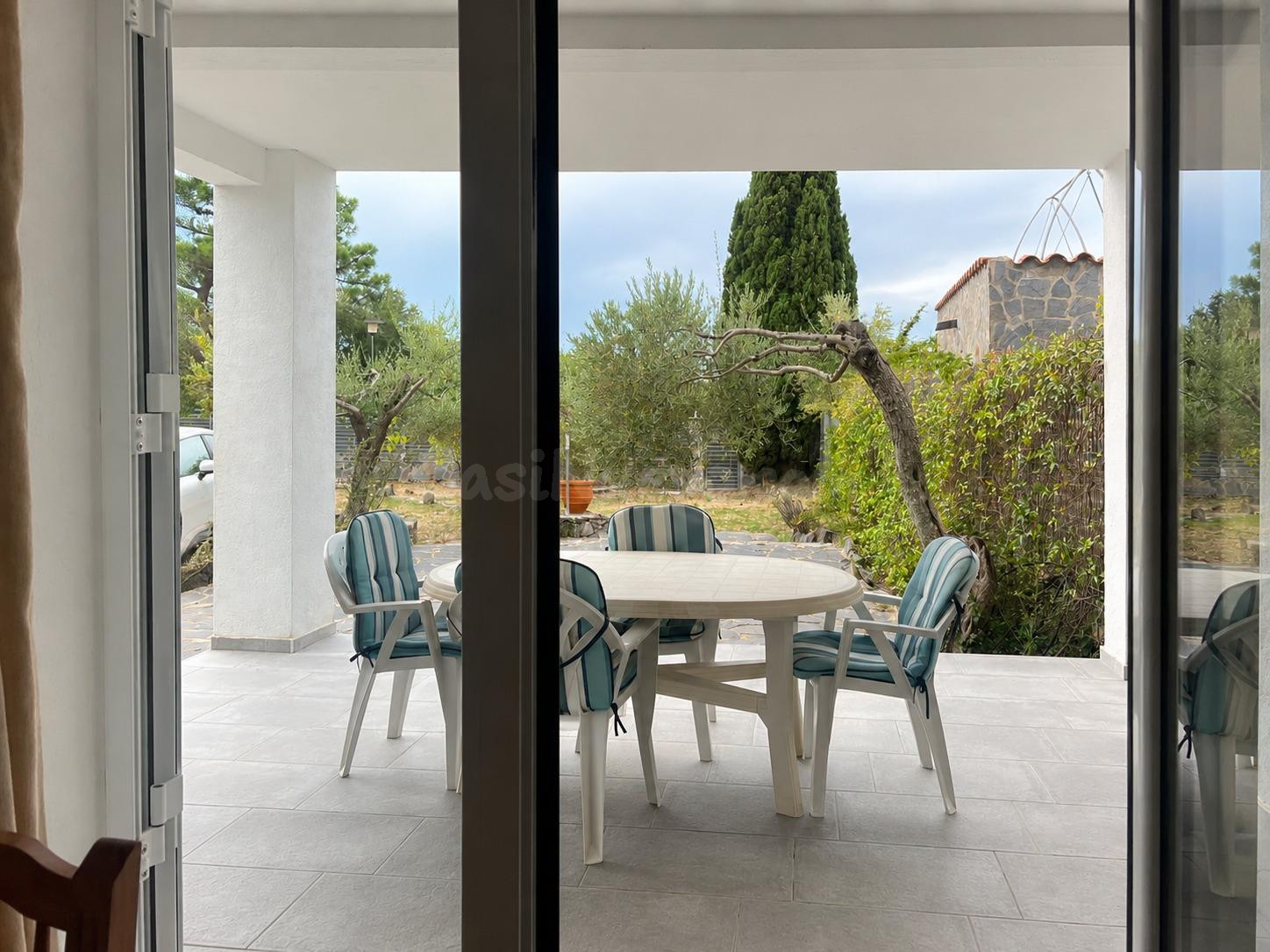 Planta baja reformada en Roses con licencia turística - foto 3