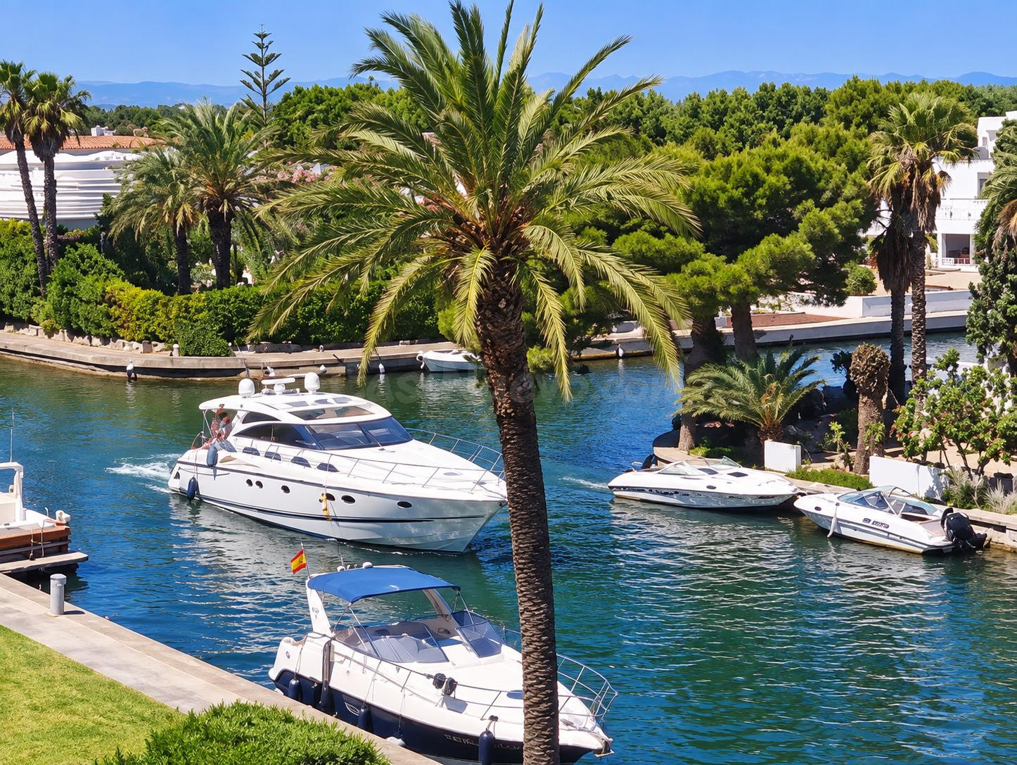 APARTAMENTO CON VISTAS AL CANAL Y TERRAZA EN EMPURIABRAVA
