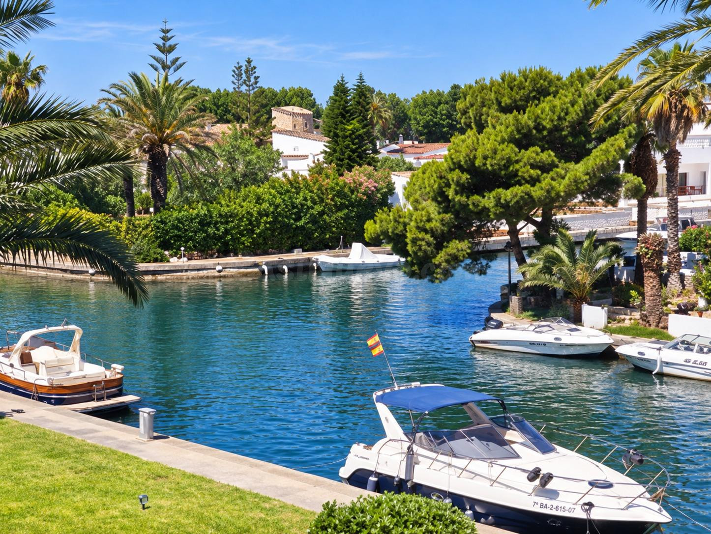 APARTAMENTO CON VISTAS AL CANAL Y TERRAZA EN EMPURIABRAVA - foto 2