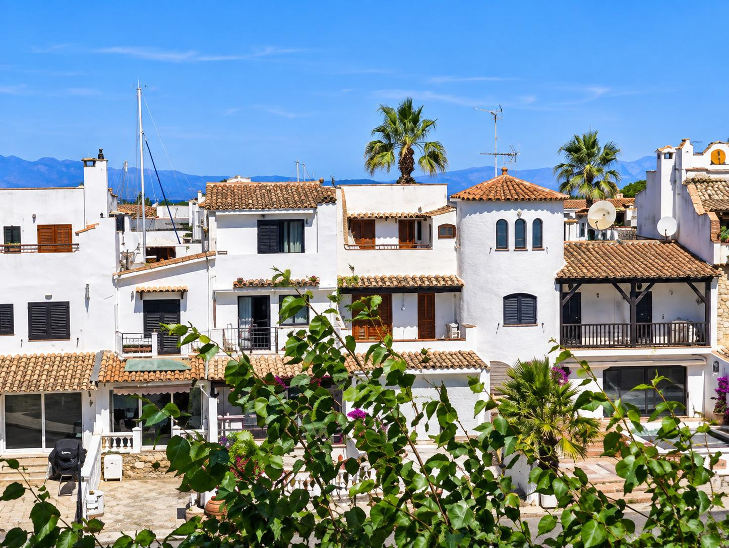 APARTAMENTO CON VISTAS AL CANAL Y TERRAZA EN EMPURIABRAVA - foto 5