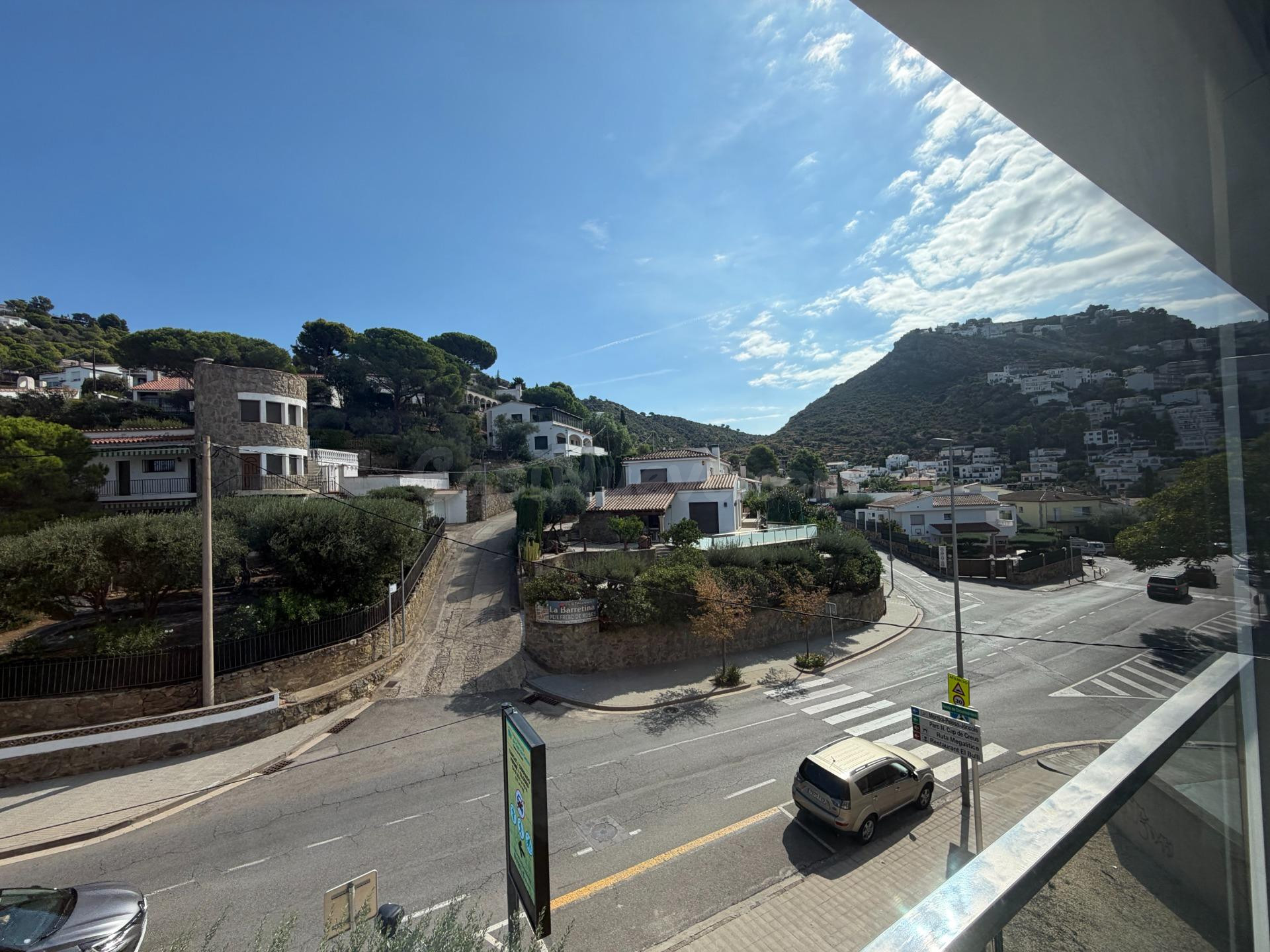 Piso reformado con espectaculares vistas al Puig Rom y parking en el centro de Roses