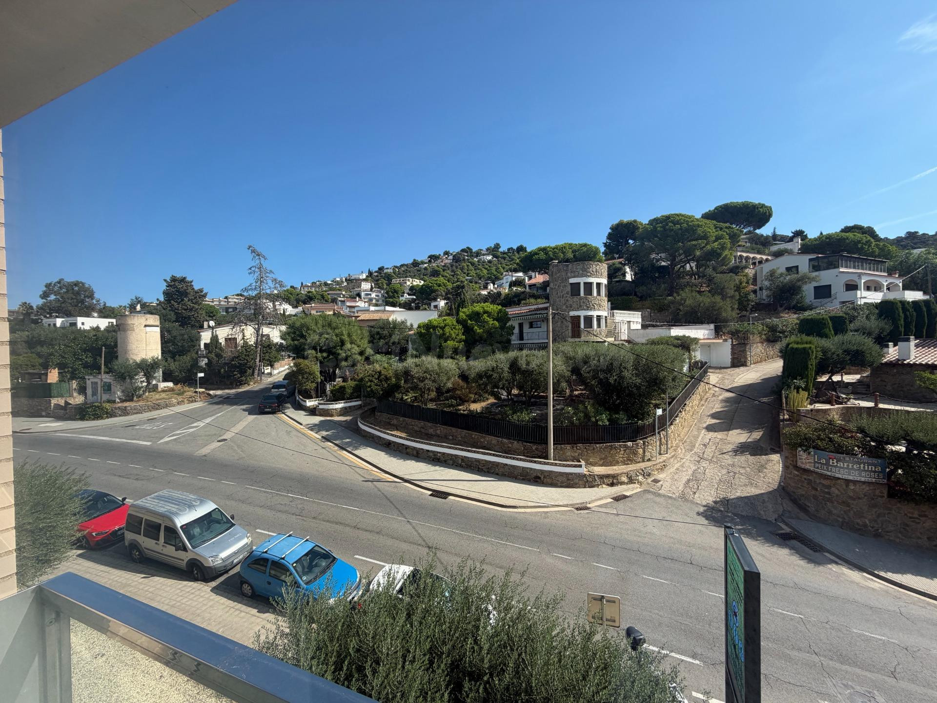 Piso reformado con espectaculares vistas al Puig Rom y parking en el centro de Roses - foto 2