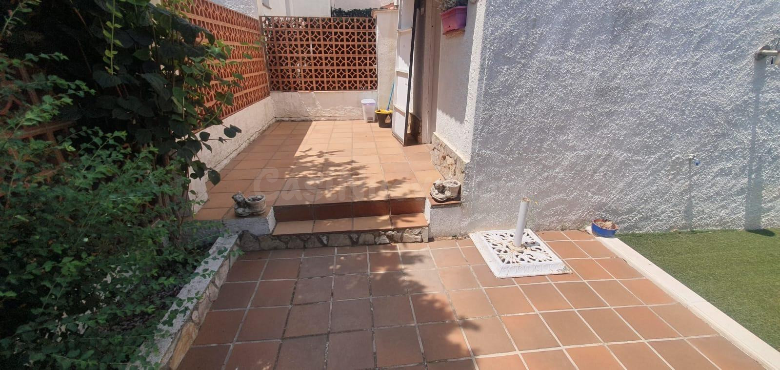 Casa con terraza en Puig Rom - foto 2