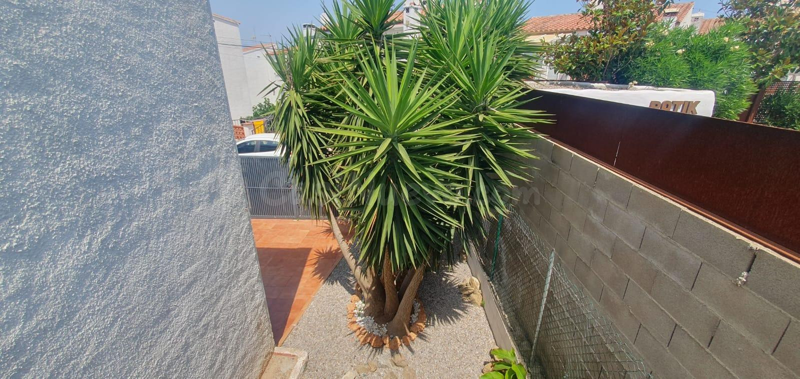 Casa con terraza en Puig Rom - foto 3