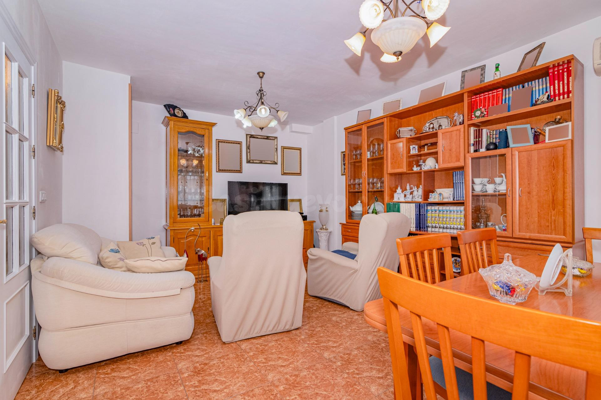 Casa PAREADA en venta en Alomartes | Amplia, eficiente y tot - foto 2