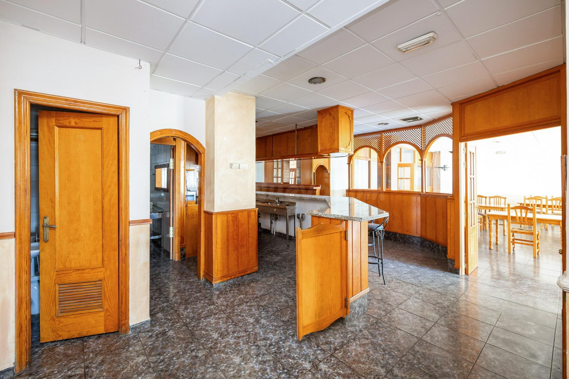 ¡OPORTUNIDAD ÚNICA! Edificio Multifuncional de 900 m2 en Ple - foto 4