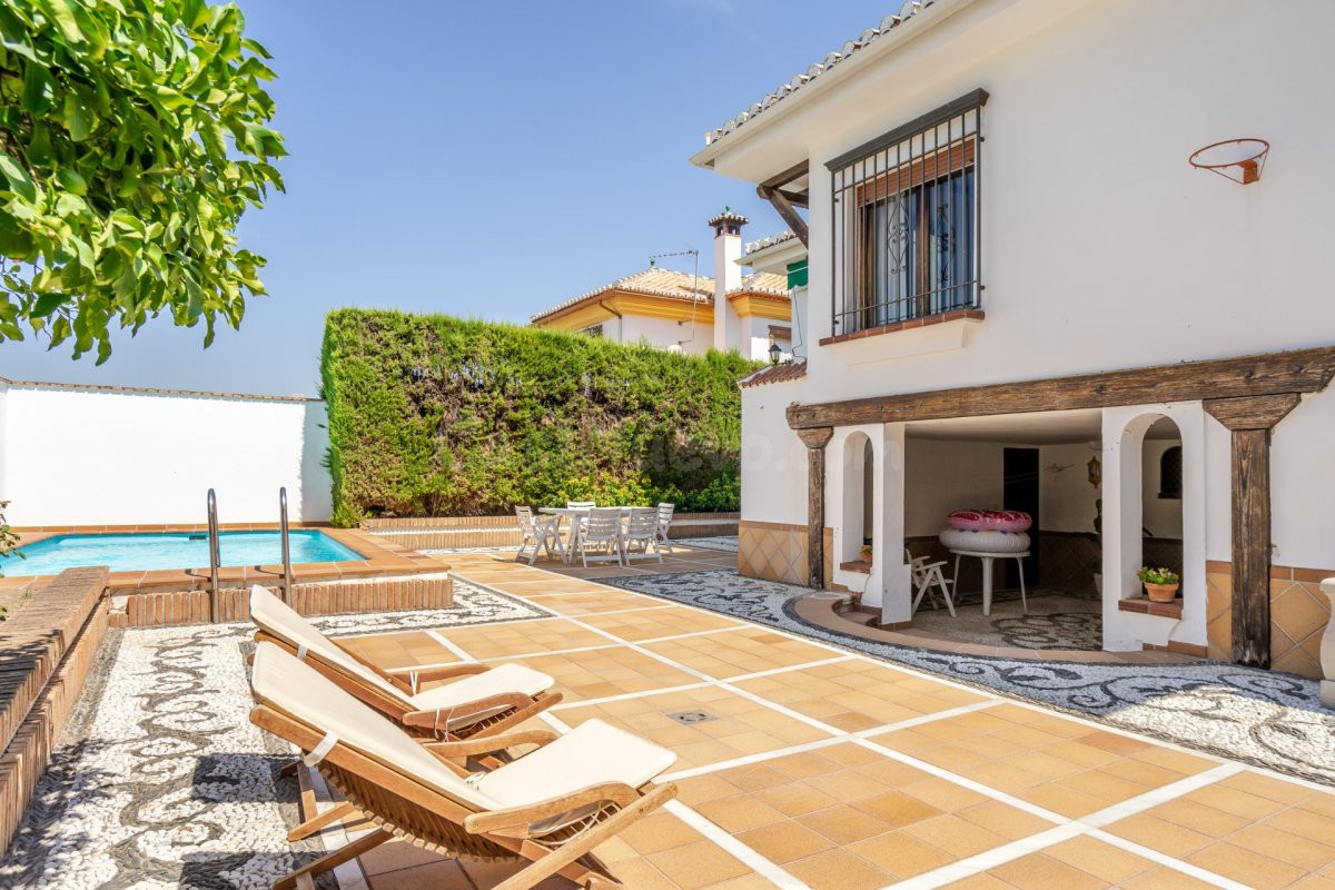 CHALET EXCLUSIVO EN UNA SOLA PLANTA EN EL CENTRO DE LA ZUBIA