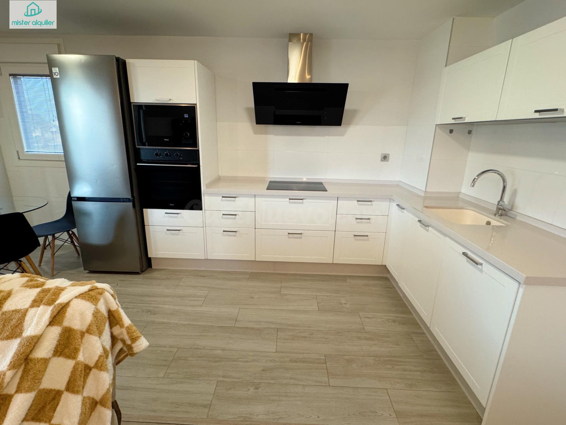 APARTAMENTO DE LUJO EN BRISAS DE LEVANTE CON PISCINA, GARAJE, EMPADRONAMIENTO Y A UN PASO DE LAS PLAYAS Y DEL TRAM