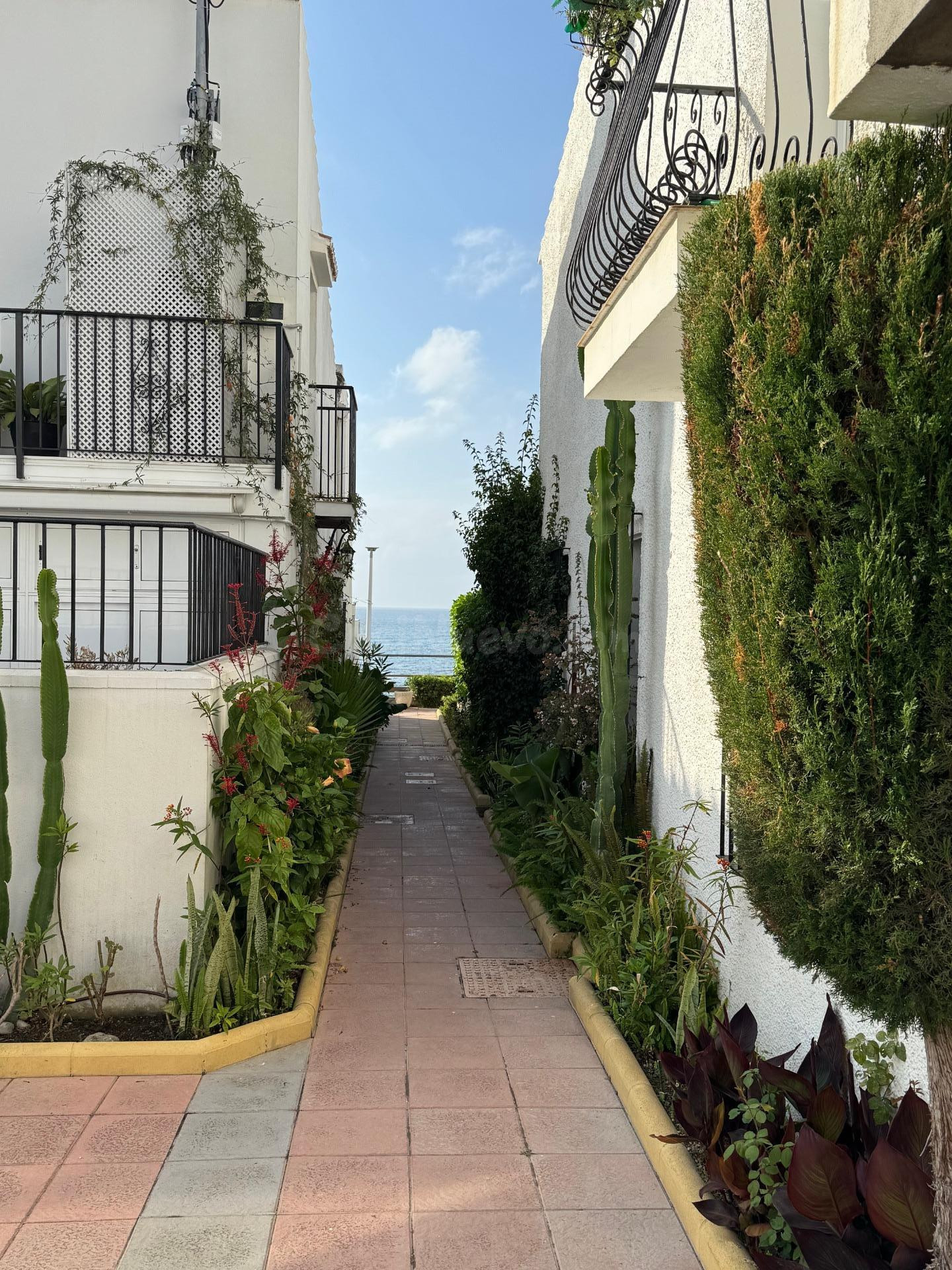 Casa adosada de 3 dormitorios en primera línea en El Pirata – Nueva Milla de Oro, Estepona