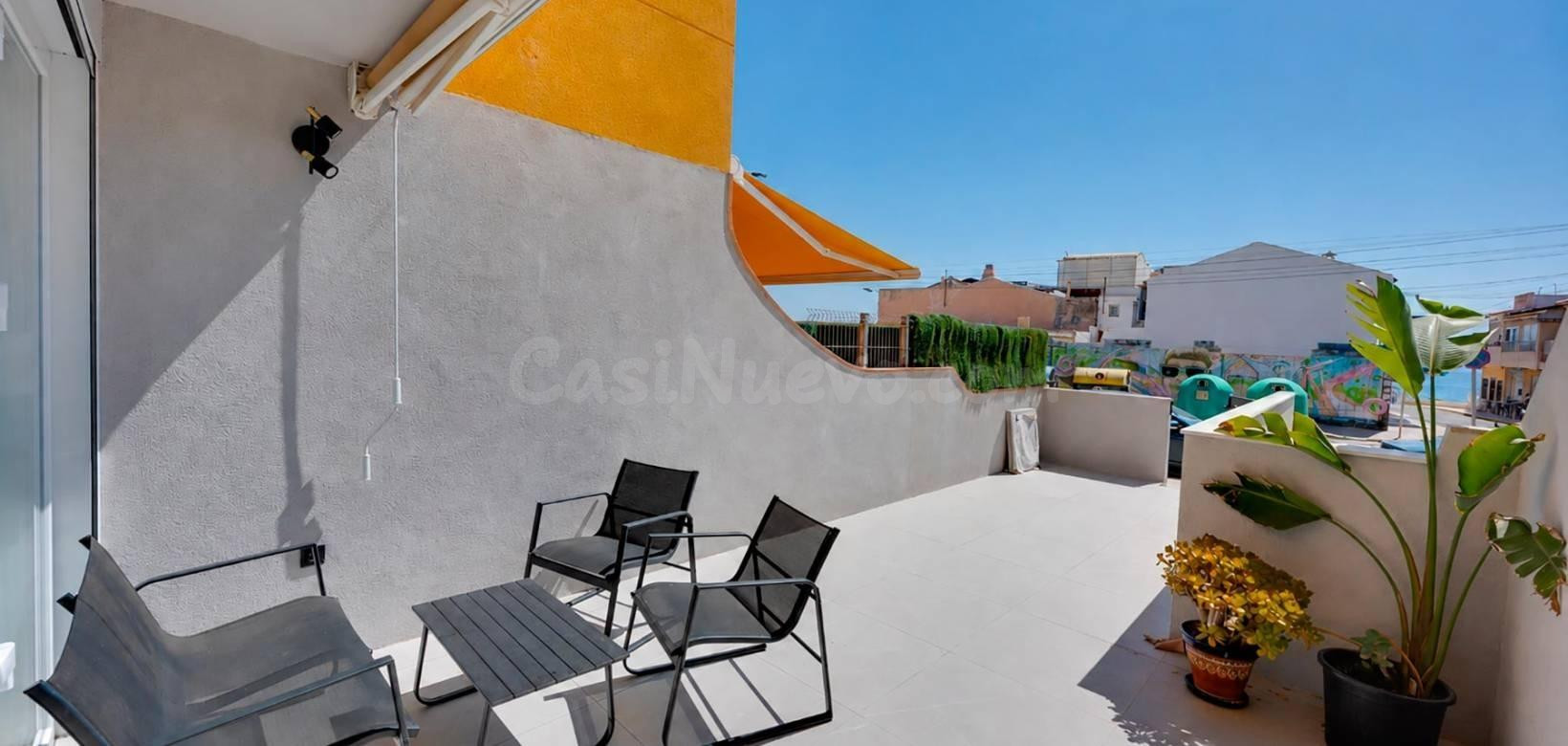 Apartamento en segunda línea totalmente reformado en Torrevieja.
