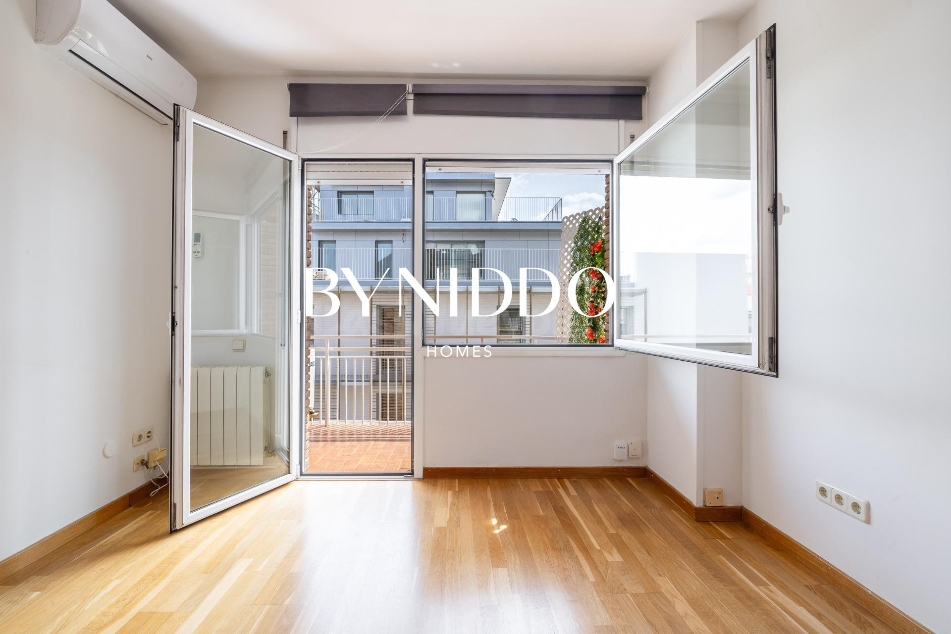 Piso de 4 habitaciones reformado en el centro - foto 3