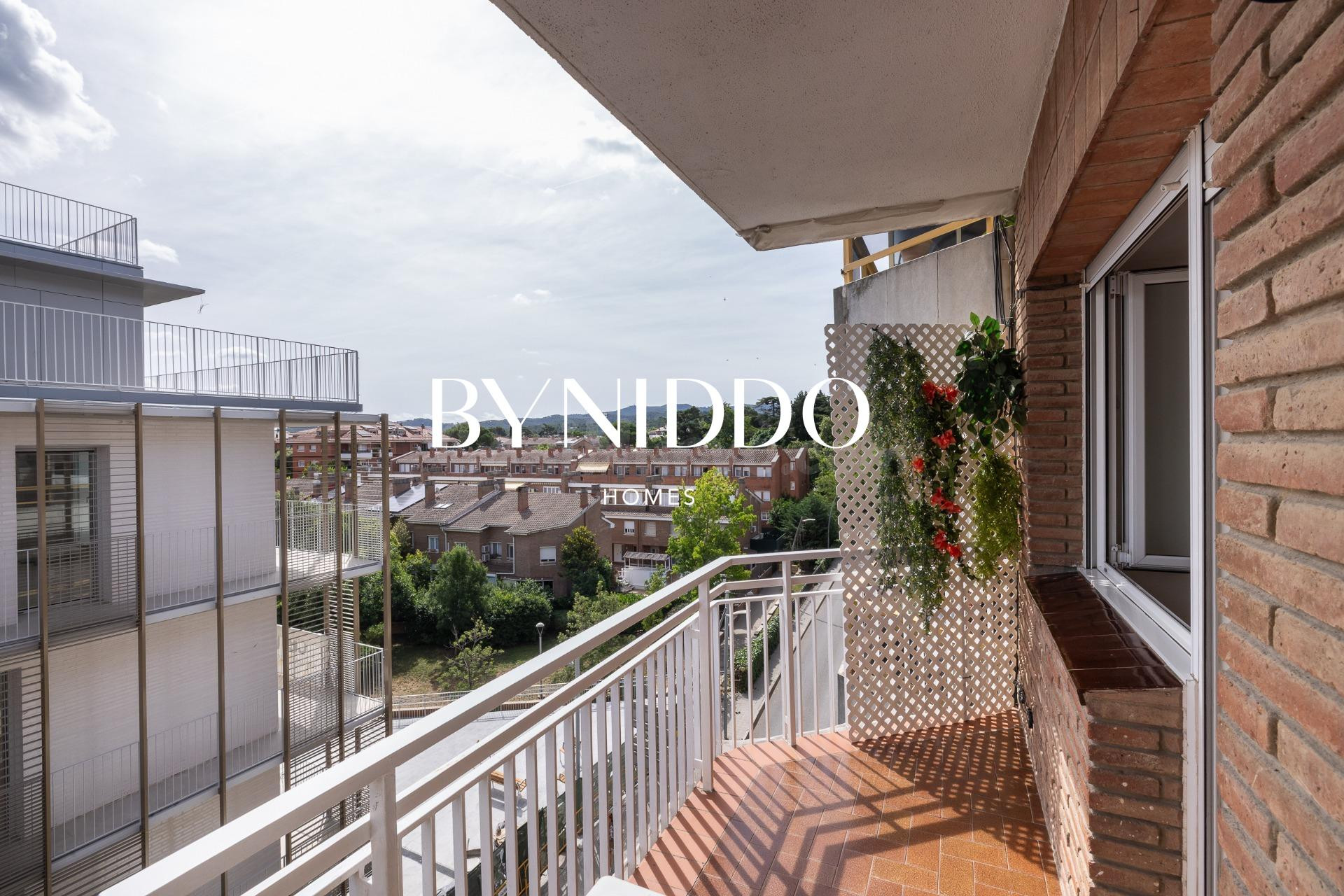 Piso de 4 habitaciones reformado en el centro - foto 4
