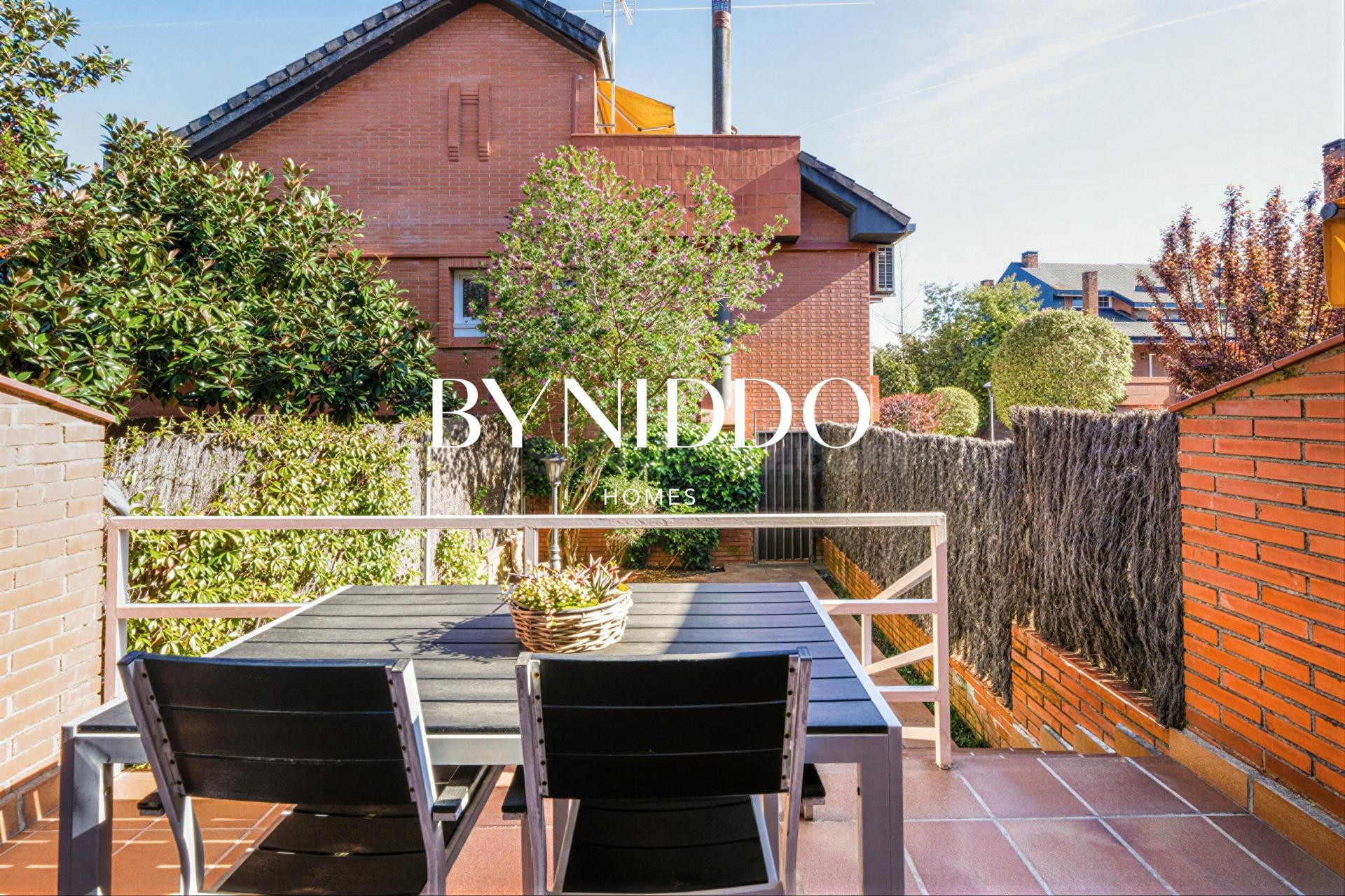 Casa familiar con jardín en una ubicación privilegiada - foto 2