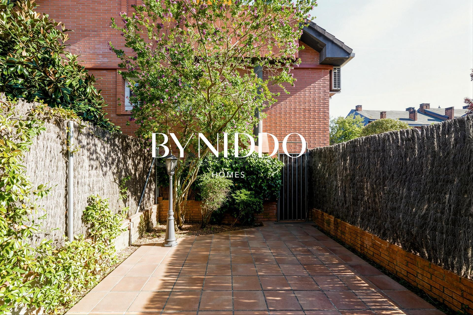 Casa familiar con jardín en una ubicación privilegiada - foto 3