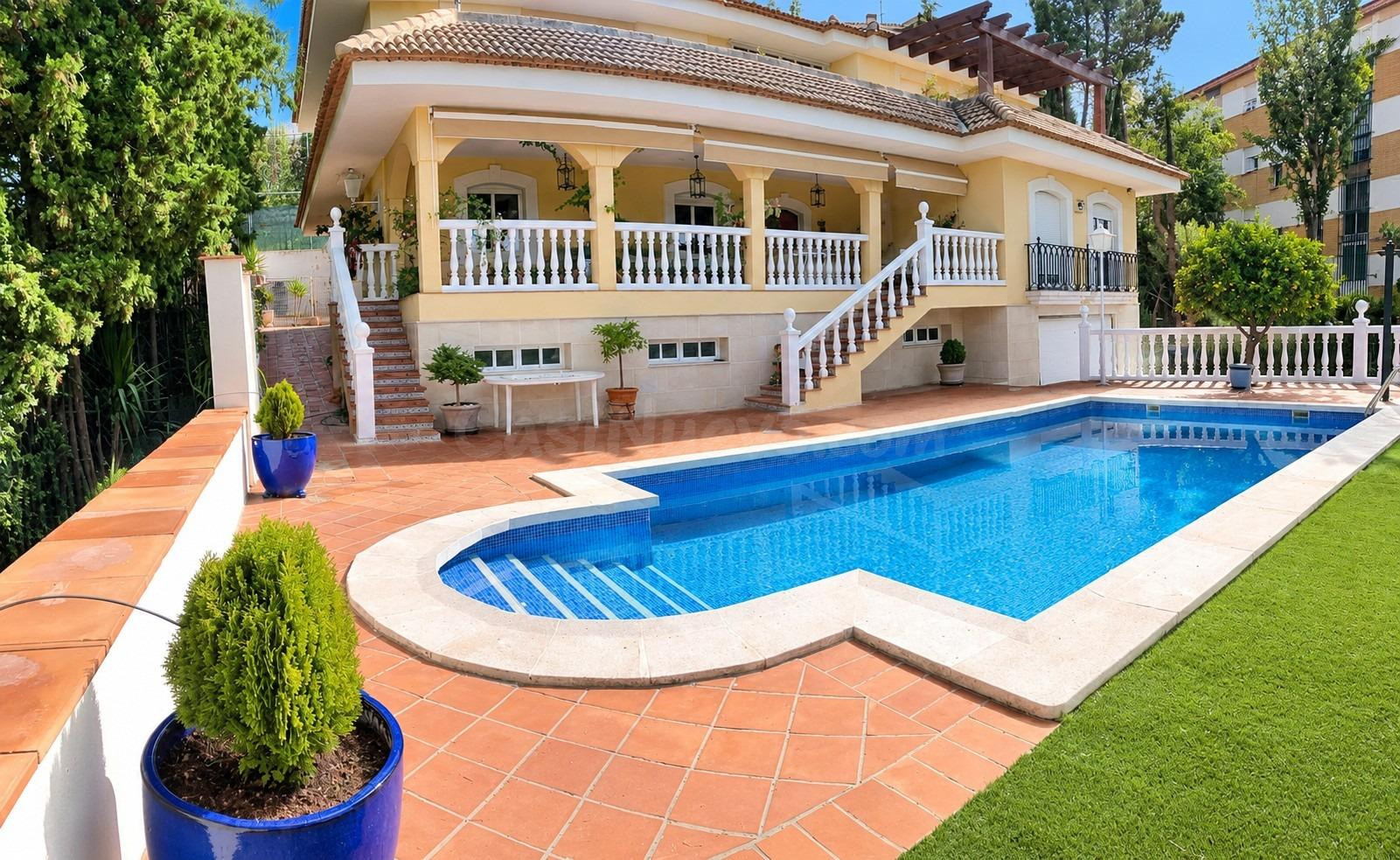 Chalet en venta en Puente Tablas, Jaén, con piscina y pista de tenis
