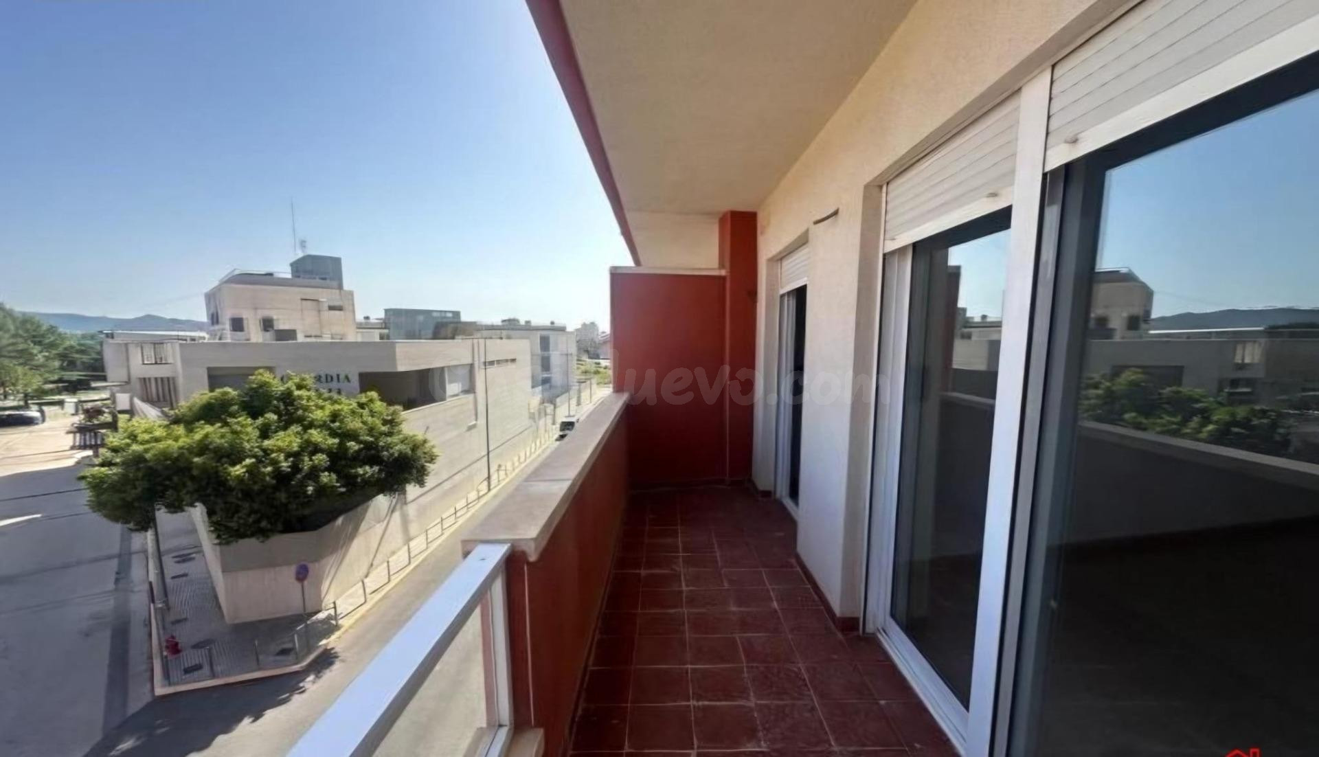 EN ALMORADI TU PISO CON GARAJE Y PISCINA