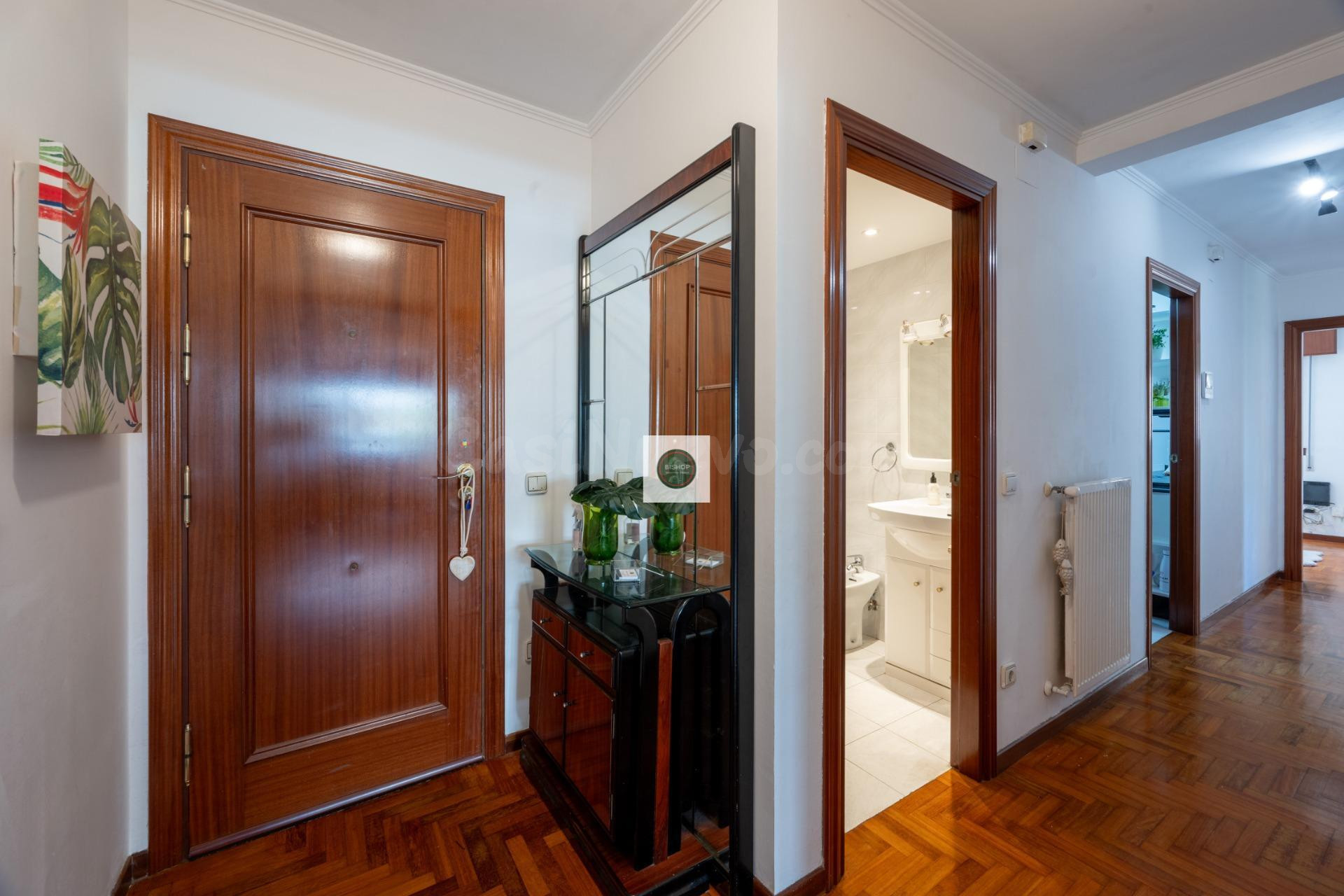 Alegre y espacioso piso en esquina con terraza, garaje y trastero. - foto 4