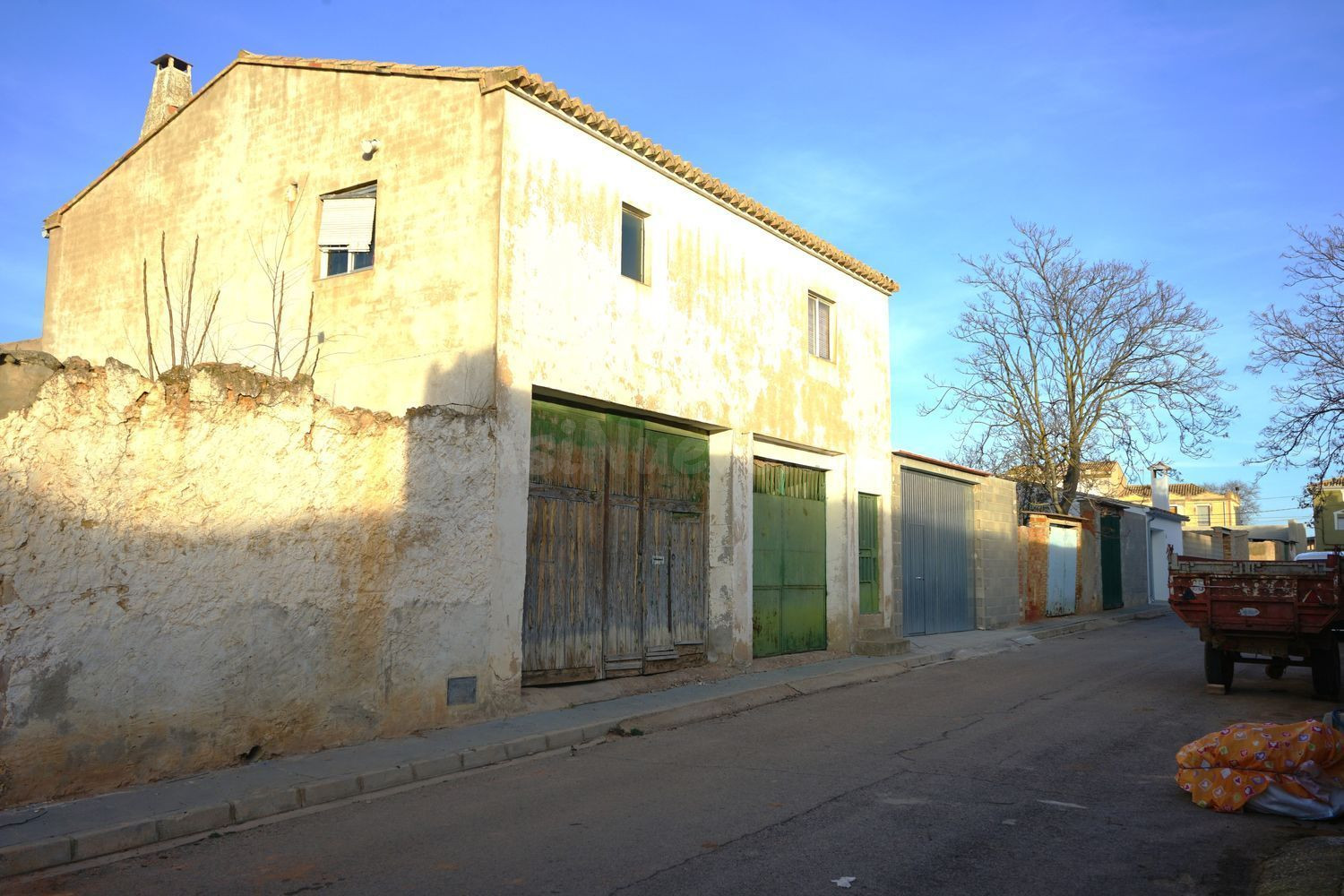 Antigua bodega con vivienda muy próxima a Requena.