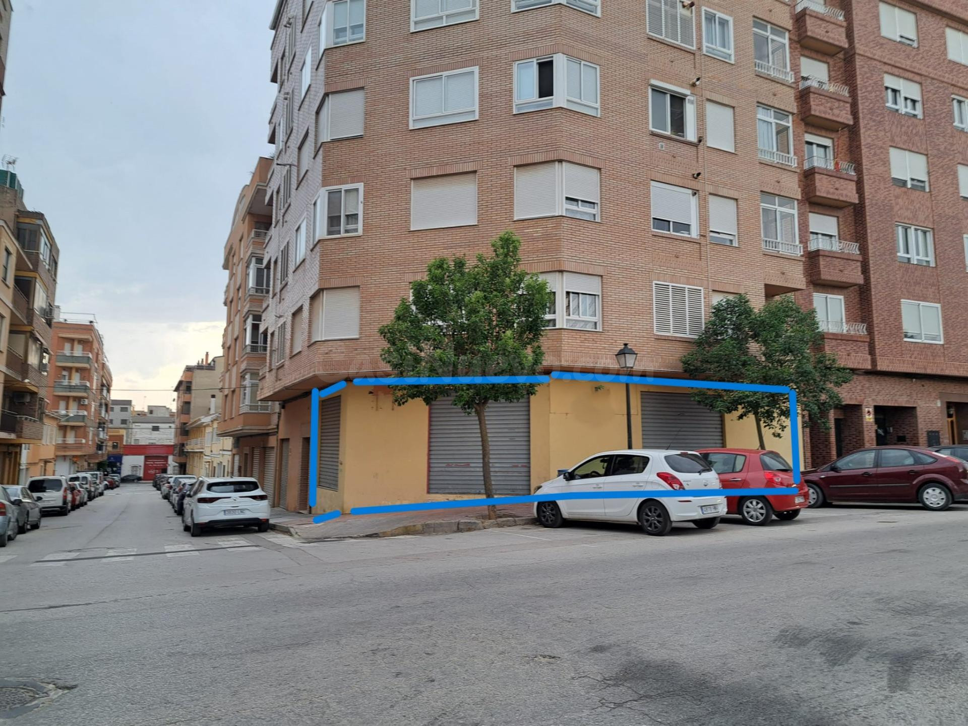 Excelente local esquina a dos calles en zona Capitán Gadea.