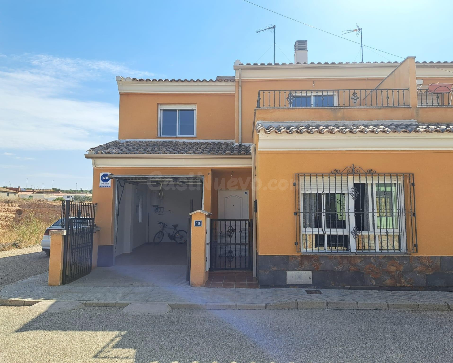 Magnífico adosado de reciente construcción con patio y amplias terrazas.