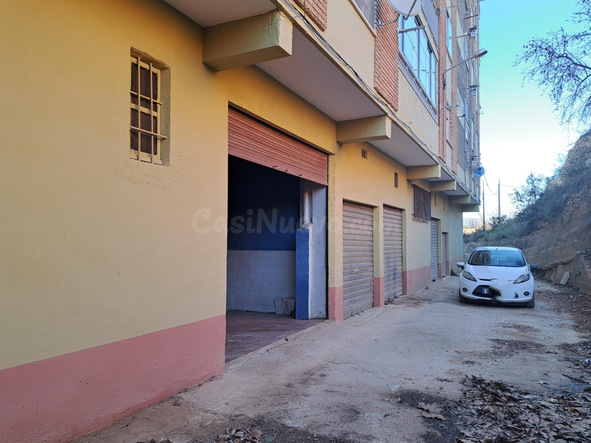 Local en venta con persiana automática. - foto 3