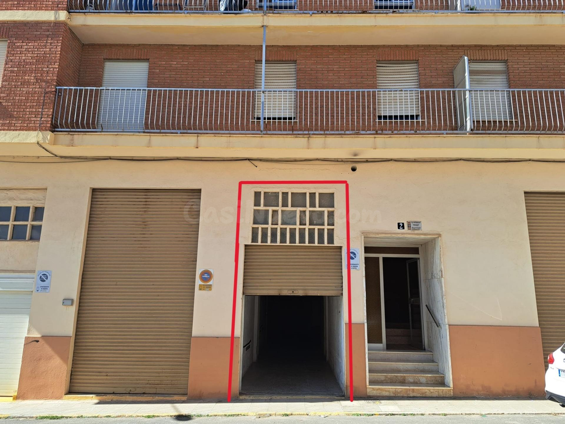 Local en planta baja con capacidad para dos vehículos y alti - foto 2
