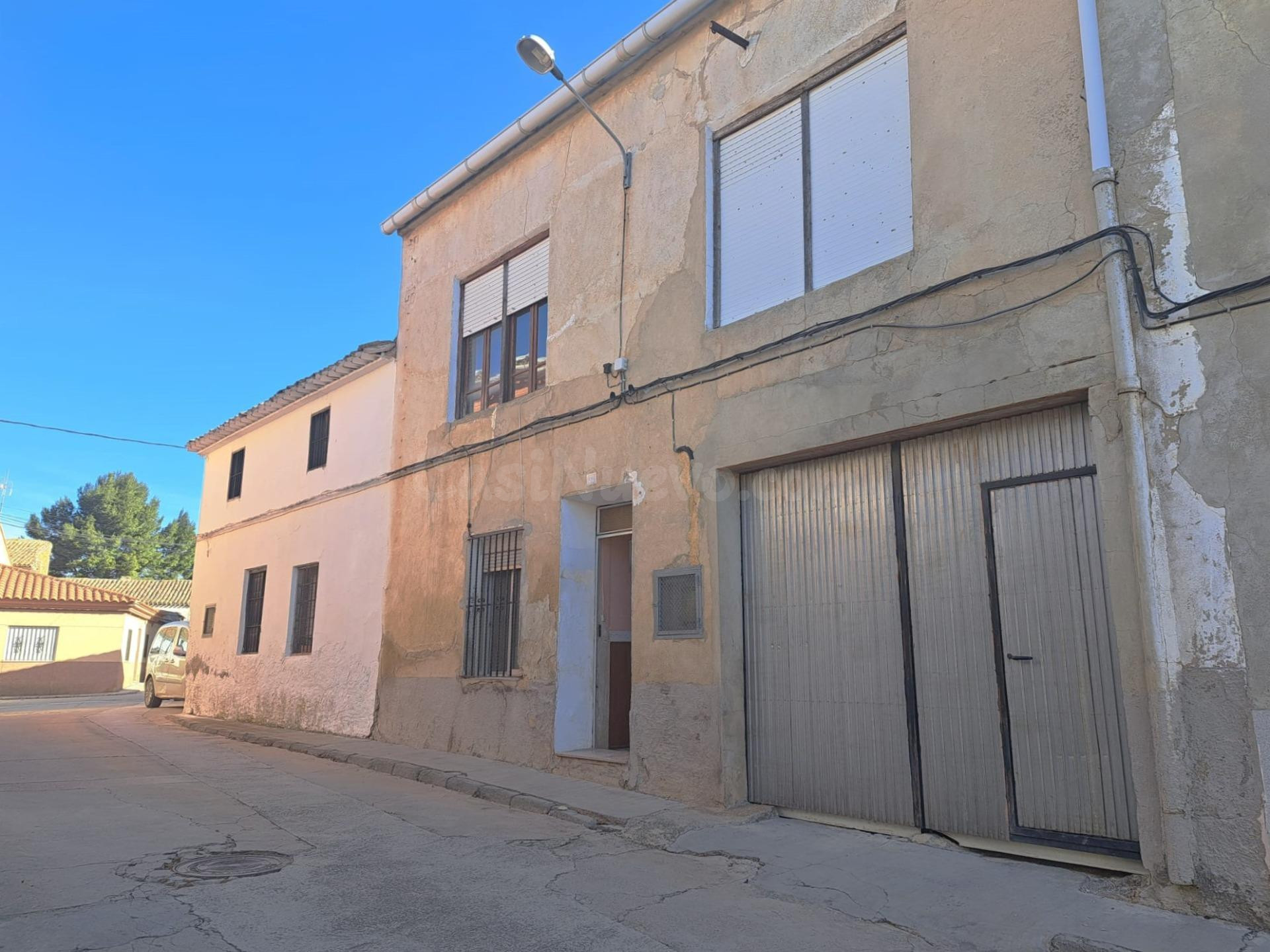 Casa de pueblo con patio, garaje y gran potencial en Fuenter