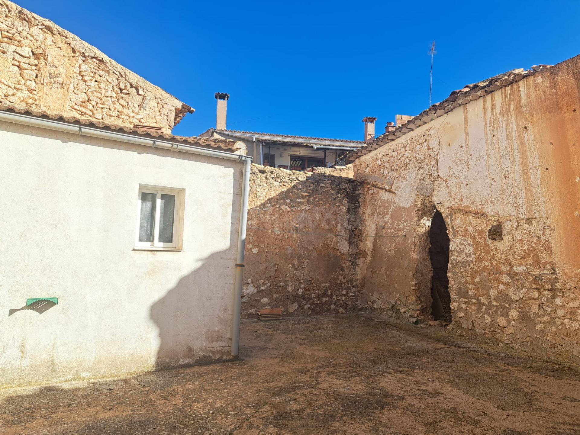 Casa de pueblo con patio, garaje y gran potencial en Fuenter - foto 2