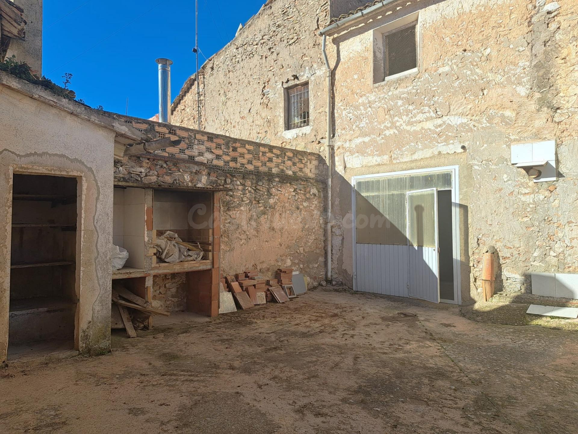 Casa de pueblo con patio, garaje y gran potencial en Fuenter - foto 3